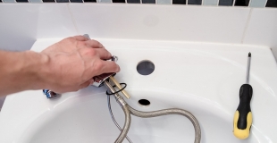 Garantie décennale pour plombier chauffagiste : tarifs et devis 2025 !