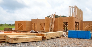 Assurance décennale maison ossature bois : tarifs et devis 2025 !